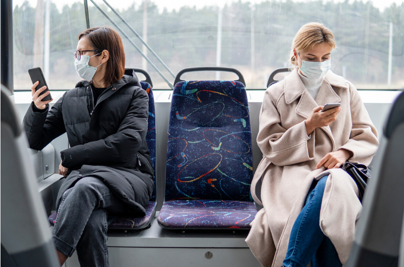 Kobiety w maskach siedzące w tramwaju